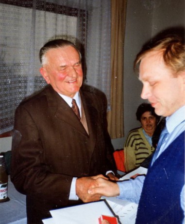 1994_04_Předseda OVČSTV Vaněk předává dary našim členům.jpg